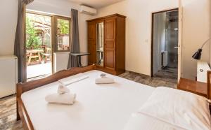 Posteľ alebo postele v izbe v ubytovaní Apartments & Rooms Strčić Petra