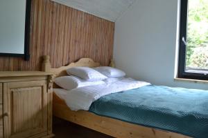 Postel nebo postele na pokoji v ubytování Retro Domek - Domek z ogrodem w górach
