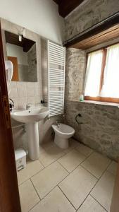 CasteldilagoにあるLe casette - Affitti turisticiのバスルーム(洗面台、トイレ付)