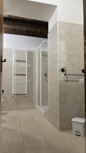 CasteldilagoにあるLe casette - Affitti turisticiのバスルーム(シャワー、トイレ付)