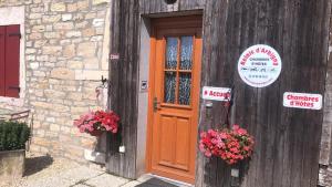 Relais d’Arbigny في Arbigny: باب لمبنى عليه لافتات