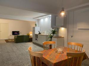 eine Küche und ein Esszimmer mit Tisch und Stühlen in der Unterkunft Apartamento Padron Centro P8 by URent in Padrón