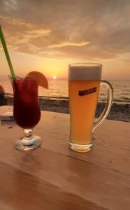 - un verre de bière assis sur une table avec une boisson dans l'établissement 5 km zum Strand- ländlich und doch mittendrin - Wohnung "Ahlbeck", à Klein Ernsthof