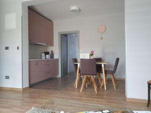 a kitchen and dining room with a table and chairs at Apartmani Fenestra -Zagorka in Otočac
