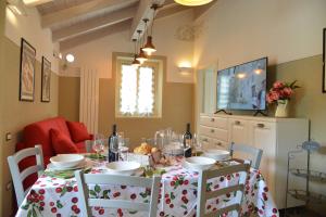 een eetkamer met een tafel met stoelen en een tafelkleed bij La Beppa - Casa Vacanza in Pontremoli