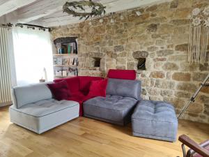 una sala de estar con un sofá y dos sillas en Ma Maison Charme et déco atypique SophieAndCo, en Bozouls 10 fotos más