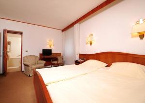Postel nebo postele na pokoji v ubytování Hotel Alte Post Garni