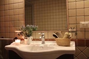 a bathroom sink with a candle and a mirror at Il Pagliarello di Villa San Giovanni in San Demetrio neʼ Vestini +18 photos