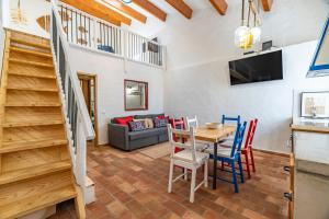 uma sala de estar com uma mesa e cadeiras e um sofá em House in the Historic Center- Portimão em Portimão