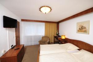 Säng eller sängar i ett rum på Hotel Alte Post Garni