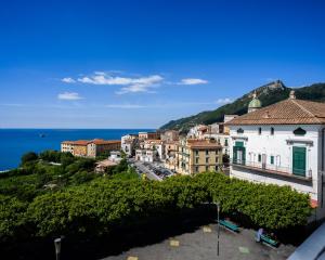 uitzicht op een stad met de oceaan op de achtergrond bij Amalfi Coast Family Luxury Suite in Vietri