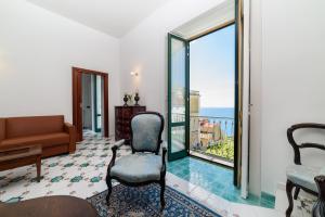 ヴィエトリにあるAmalfi Coast Family Luxury Suiteの海の景色を望むリビングルーム