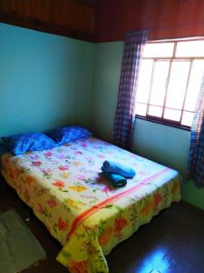 Un dormitorio con una cama con un teléfono. en POUSADA DO BAR- BUDO en Itatiaia