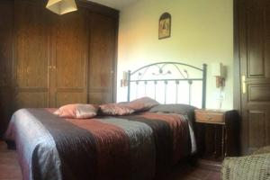 un letto con due cuscini sopra in una camera da letto di Vivienda vacacional Los Nogales a Llanes