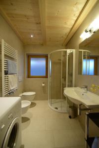 een badkamer met 2 wastafels, een douche en 2 toiletten bij Appartment Kirch Neuhaus in Laion
