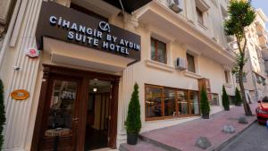 Cihangir by Aydin Suite Hotel في إسطنبول: مبنى عليه لافته مكتوب عليها فندق جناح chagal byanu