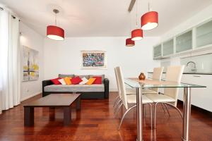 sala de estar con mesa y sofá en Apartments Gea Trogir, en Trogir