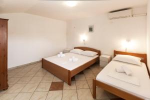 Posteľ alebo postele v izbe v ubytovaní Apartments & Rooms Strčić Petra