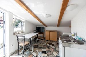Kuchyňa alebo kuchynka v ubytovaní Apartments & Rooms Strčić Petra