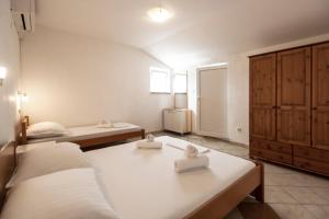 Posteľ alebo postele v izbe v ubytovaní Apartments & Rooms Strčić Petra