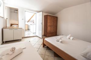 Posteľ alebo postele v izbe v ubytovaní Apartments & Rooms Strčić Petra