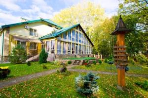 ein Haus mit einem Vogelhaus davor in der Unterkunft Morshynska Vezha Hotel in Morschyn