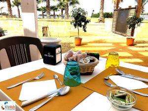 a table with utensils on top of a table at Kite Hub Lo Stagnone in Birgi Vecchi