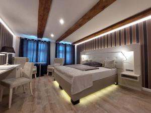 um quarto com uma cama, uma secretária e cadeiras em AnaCapri Gästehaus Girona em Ueckermünde