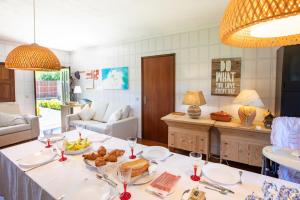 uma sala de estar com uma mesa com comida em Quinta de Carvalhal - Casa da Vinha em Guimarães