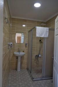 y baño con ducha y lavamanos. en Eceabat Doğa Pansiyon-Hotel en Eceabat