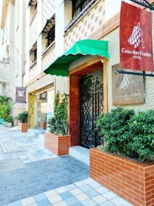 a entrance to a building with a green door at Hotel Casa Dos Frades in Manaus