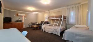 Bunk bed o mga bunk bed sa kuwarto sa Golf Links Motel