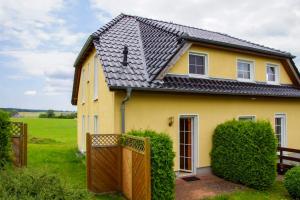 una casa amarilla con techo negro en RugApart, en Middelhagen