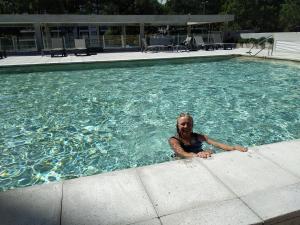 埃斯特角城的住宿－Vista Privilegiada，躺在游泳池中的女人