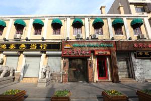 un edificio con escritura china en la parte delantera. en Wheat Youth Hostel Qingdao en Qingdao