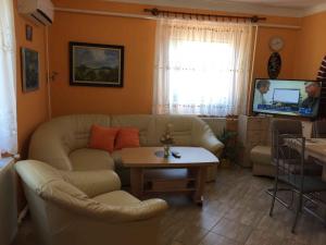 A seating area at House and Apartment Balatonmariafürdo 19319