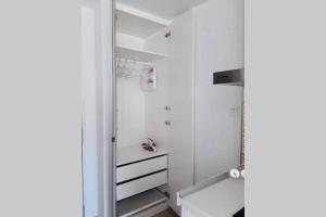 ein Bad mit weißen Wänden und einer ebenerdigen Dusche in der Unterkunft Verano ETERNO en Mallorca - Alcudia! in Alcúdia + 26 Fotos