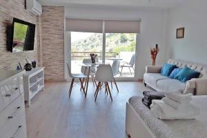 sala de estar con sofá blanco y mesa en Verano ETERNO en Mallorca - Alcudia! en Alcudia