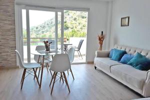 sala de estar con sofá, mesa y sillas en Verano ETERNO en Mallorca - Alcudia! en Alcúdia