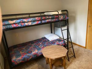 Ein Bett oder Betten in einem Zimmer der Unterkunft Wigwam Motel