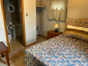 Ein Bett oder Betten in einem Zimmer der Unterkunft Wigwam Motel