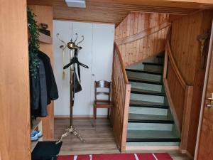 eine Treppe in einem Zimmer mit Holzvertäfelung und einer Treppe in der Unterkunft Backpacker Bären in Urnäsch