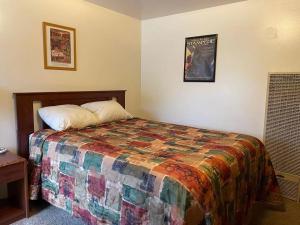 Ein Bett oder Betten in einem Zimmer der Unterkunft Wigwam Motel