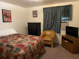 Ein Bett oder Betten in einem Zimmer der Unterkunft Wigwam Motel