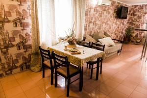 - une salle à manger avec une table, des chaises et un canapé dans l'établissement Golden park Apartments, à Ouman