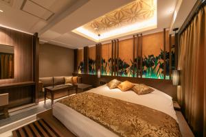 Un pat sau paturi într-o cameră la ホテルカルタ赤坂