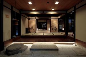 een hal van een gebouw met een tapijt in het midden bij Candeo Hotels Kyoto Karasuma Rokkaku in Kyoto