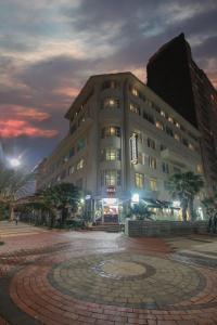 een groot gebouw in een stad 's nachts bij Parade Hotel in Durban