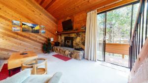Cabaña de madera con sala de estar con chimenea en Snowflower #81 Condo, en Mammoth Lakes
