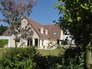 a white house with a brown roof at Chambre indépendante in Caen